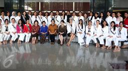 Pimpinan KPK Basaria Panjaitan bersama Pendiri YPI Mooryati Soedibyo,  Puteri Indonesia 2016, Kezia Rislin C Warouw dan Finalis Puteri Indonesia berfoto bersama saat berkunjung ke Gedung KPK, Jakarta, Senin (27/3). (Liputan6.com/JohanTallo)