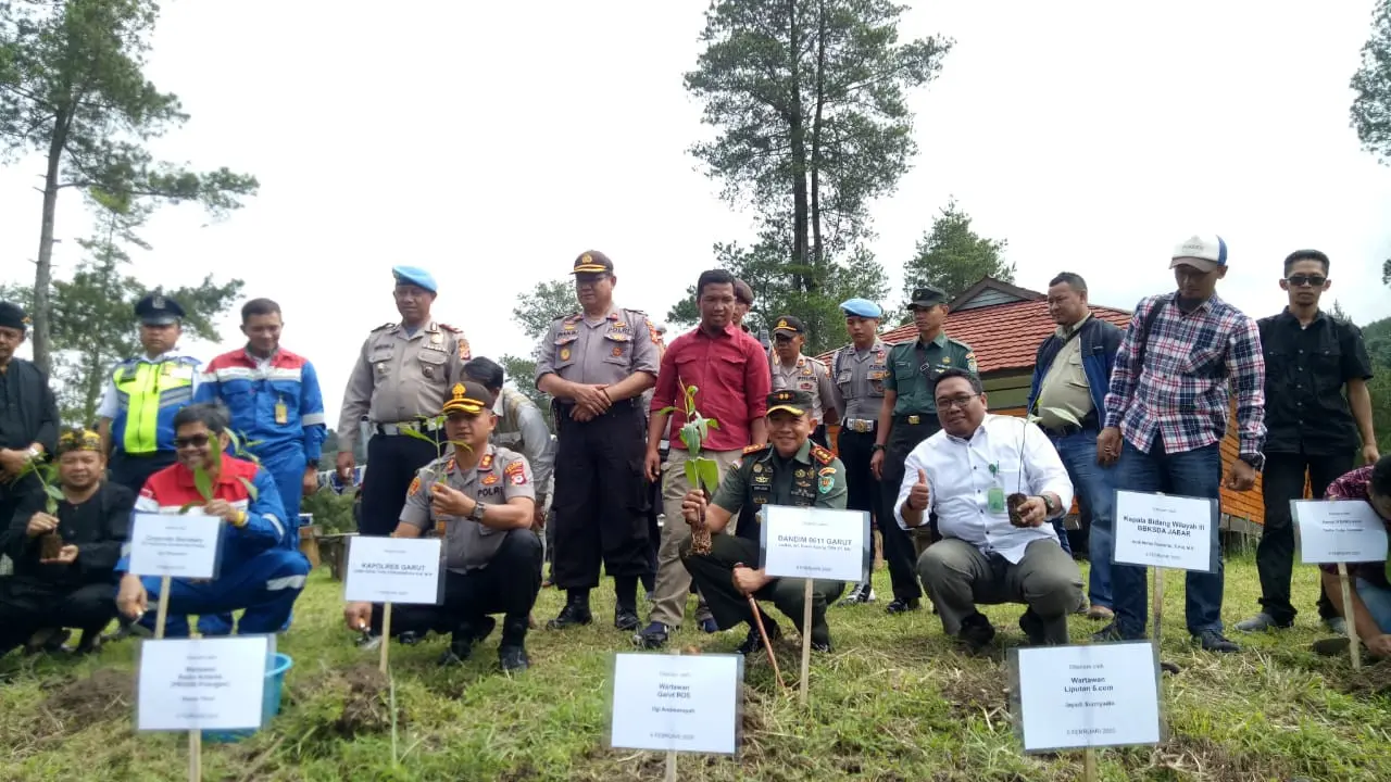 Kapolres Garut AKBP Dede Yudi Ferdiansyah didampingi Dandim 0611/Garut Letkol Inf. Erwin Agung serta awak media, melakukan aksi penanaman bibit pohon di kawasan PKEK Kamojang,