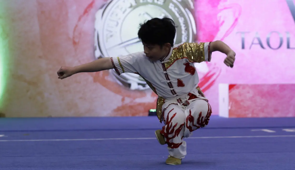 Atlet wushu saat mengikuti Festival Wushu di Wisma Serba Guna Senayan, Jakarta, Jumat (20/12). Ratusan atlet wushu berusia 6-15 tahun ikuti kejuaraan wushu nasional. (Bola.com/Yoppy Renato)