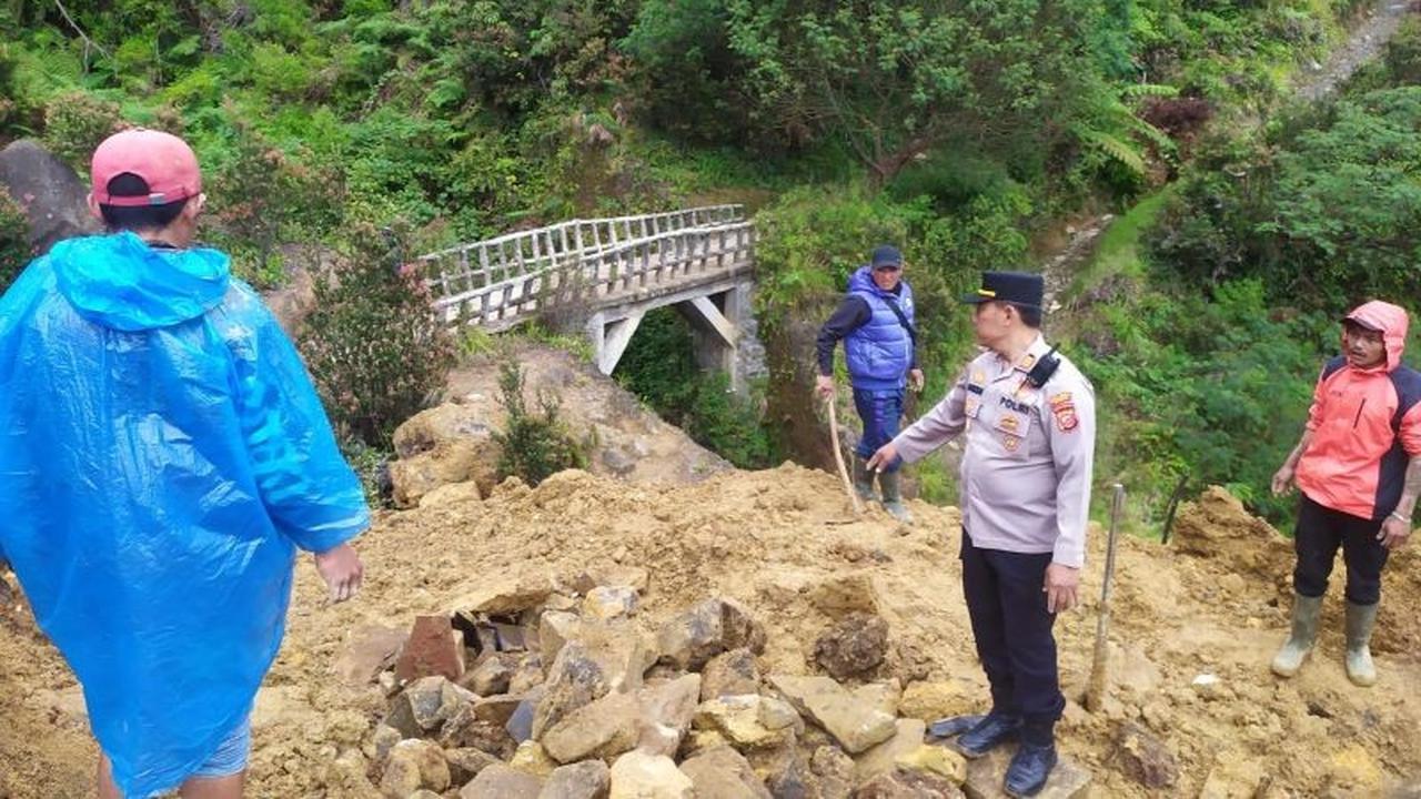 Polisi dan Petugas Gabungan Cek Jalur Pendakian Terdampak Longsor Gunung Papandayan