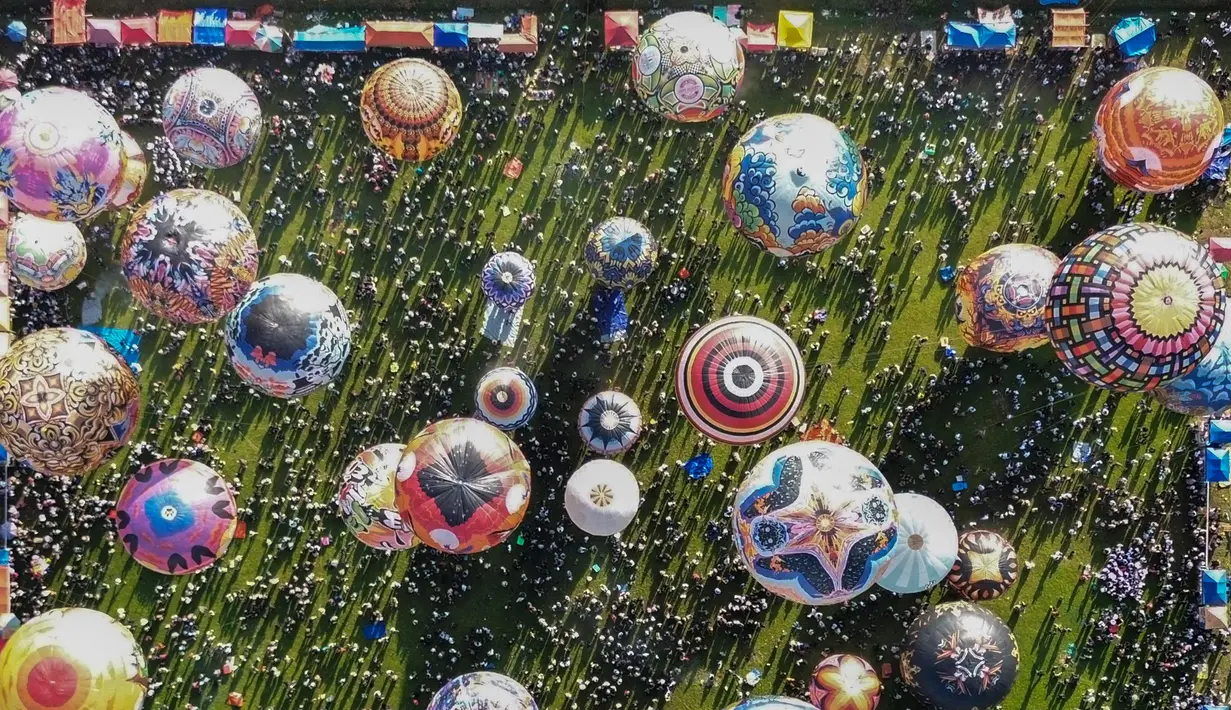 Festival balon udara di Wonosobo, Jawa Tengah selalu menarik perhatian masyarakat, dengan jumlah pengunjung yang mencapai ribuan orang. (DEVI RAHMAN/AFP)