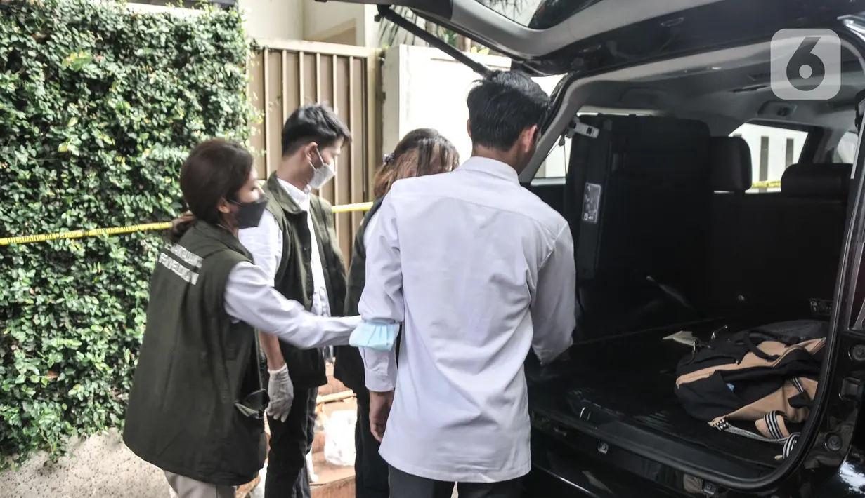 Tim Komnas HAM saat tiba untuk meninjau TKP kasus penembakan Brigadir Yosua Nofriansyah Hutabarat atau Brigadir J di rumah dinas eks Kadiv Propam Polri Irjen Ferdy Sambo, Duren Tiga, Jakarta Selatan, Senin (15/8/2022). Kedatangan dua komisioner Komnas HAM tersebut untuk mencocokkan data-data yang sudah dikumpulkan dengan kondisi di TKP. (merdeka.com/Iqbal S Nugroho)