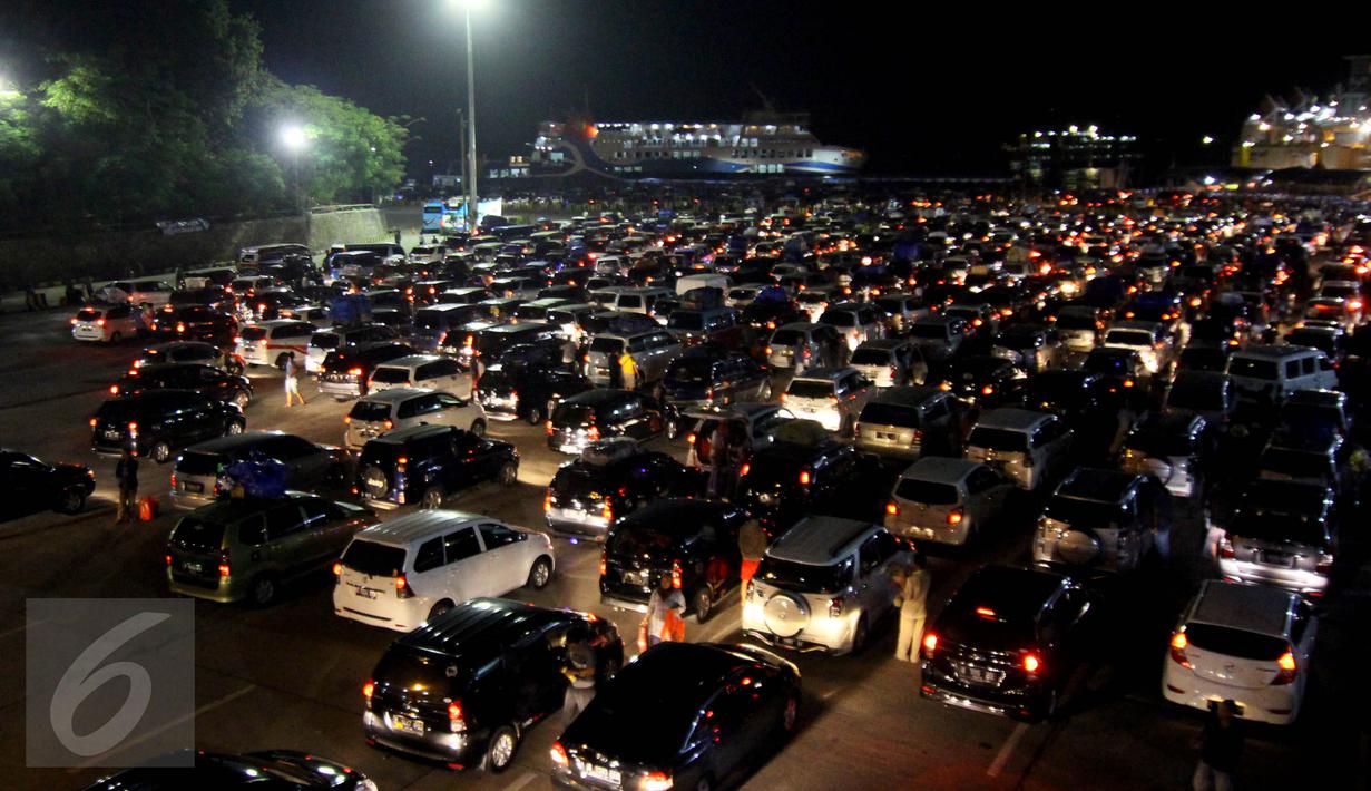 Antrean panjang ribuan mobil di Pelabuhan Merak, Banten, Rabu (15/7/2015) dinihari. H-2 pemudik mulai memadati kawasan Pelabuhan Merak untuk menyeberang ke Pulau Sumatera melalui Pelabuhan Bakauheni Lampung. (Liputan6.com/Johan Tallo)