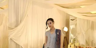 Pada foto yang dibagikan, Anya Geraldine mengenakan kebaya kutubaru modern dengan detail payet dan bordir berkilau yang memberi sentuhan glamor tanpa terlihat berlebihan. [@anyageraldine].