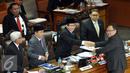 Menteri Keuangan Bambang Brodonegoro menyerahkan hasil Rencana Kerja Pemerintah 2017 keada Ketua Sidang Taufik Kurniawan disaksikan Ketua DPR Ade Komarudin (kedua kanan), Jakarta, Kamis (2/6/2016). (Liputan6.com/Johan Tallo)
