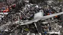 Pesawat Hercules C-130 dengan nomor A-1310 jatuh di Medan, Selasa (30/6/2015). Burung besi buatan Lockheed Martin itu jatuh menimpa pemukiman warga dan memicu kebakaran. (Reuters/Roni Bintang)