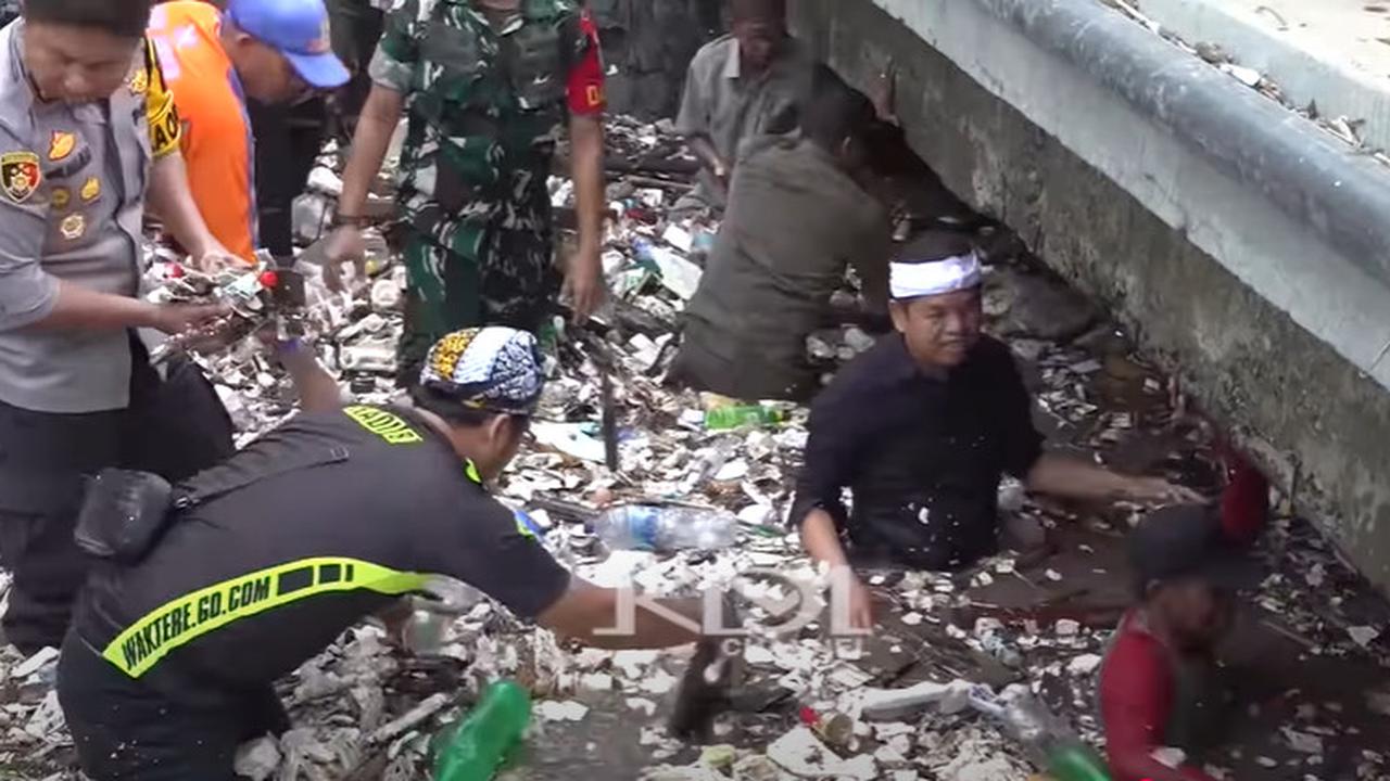 Dedi Mulyadi Nyebur Langsung ke Kali dan Ngamuk Jembatan Minta Dibongkar