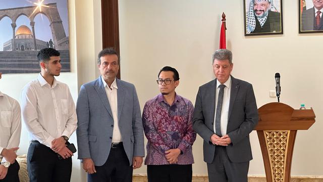 Duta Besar Palestina untuk Indonesia Zuhair al-Shun (paling kanan) dalam acara "Dukungan untuk Gaza dan tahanan Palestina" di kediamannya di Jakarta, Selasa (6/8/2024). (Liputan6/Benedikta Miranti)