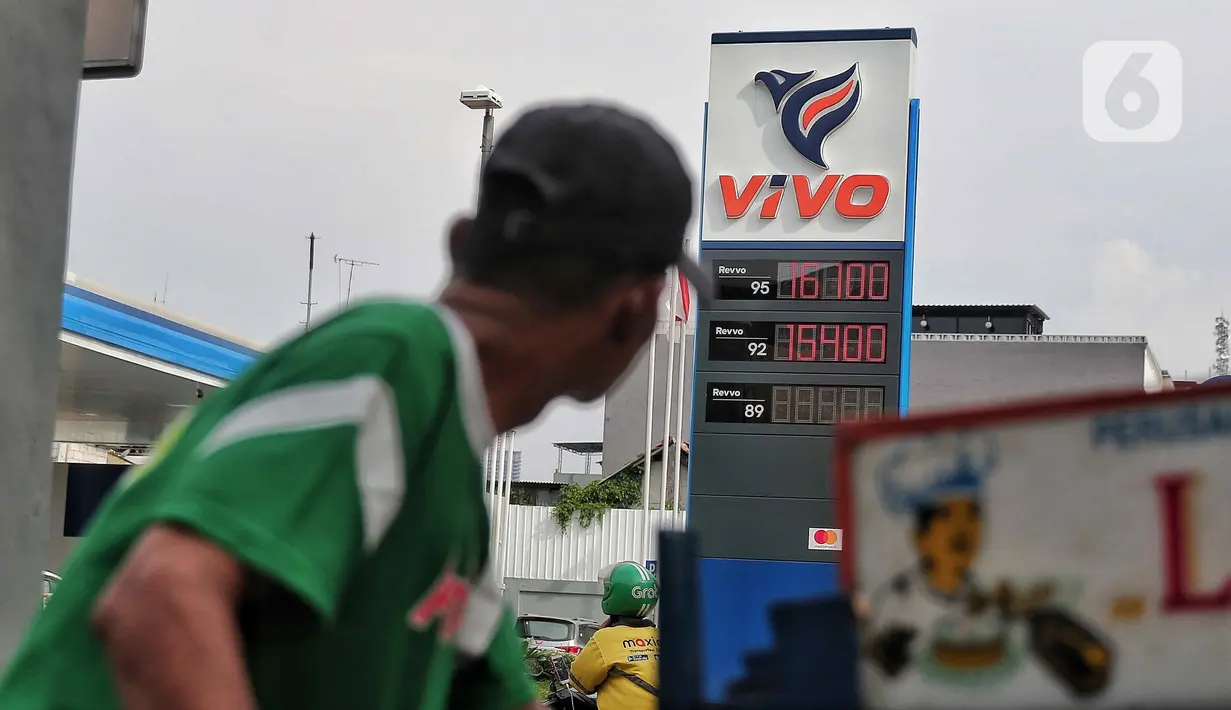 Papan penunjuk harga bahan bakar di SPBU Vivo di kawasan Jakarta, Minggu (4/9/2022). Dirjen Migas Kementerian Energi dan Sumber Daya Mineral (ESDM) mengatakan pihak Vivo akan segera menyesuaikan harga BBM murah di Indonesia. Sebelumya Vivo menjual  bahan bakar jenis Ron-89 dengan harga dibawah pertalite namun itu hanya untuk menghabiskan stok bahan bakar tersebut. (Liputan6.com/Angga Yuniar)