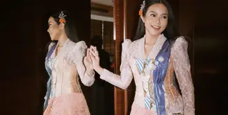 Yura Yunita berhasil tampil menawan dengan gaya berkebaya yang unik. Kali ini, ia hadir dengan paduan kebaya asimetris lengkap dengan korset dan selendang batik. Paduan warna delicate berhasil sempurnakan tampilan. [Foto: Instagram/ Yura Yunita]