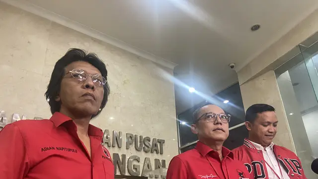 Ketua DPP PDI Perjuangan Ketua DPP PDI Perjuangan Deddy Yevri Sitorus (tengah)saat menjawab pertanyaan dari sejumlah wartawan di Kantor DPP PDI Perjuangan, Jalan Diponegoro, Jakarta. (Liputan6.com/M Radityo Priyasmoro)