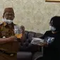 Bupati Gorontalo Utara, Indra Yasin bersama Arkeolog asal Sulawesi Utara menunjukan koin Emas yang ditemukan di Benteng Mass (Arfandi Ibrahim/Liputan6.com)