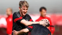 Gelandang Bayern Muenchen, Bastian Schweinsteiger (kiri) saat melakukan sesi latihan di Allianz Arena, Munich, Jerman (11/5/2015). Bayern Muenchen akan menantang Barcelona di leg kedua semifinal Liga Champions. (Reuters/Michaela Rehle)