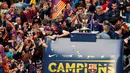Piala juara Liga Spanyol diarak oleh bus terbuka dengan pesta kemenangan Barcelona di sepanjang jalan Barcelona , Spanyol , 15 Mei 2016. Barcelona memastikan gelar juara setelah menang 3-0 atas Granada. (REUTERS / Albert Gea)
