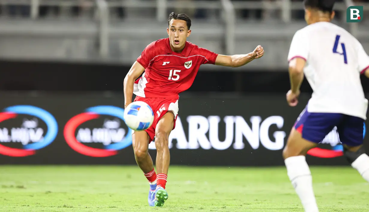 <p>Pemain Timnas Indonesia, Miliano Jonathans (kanan) berusaha mencetak gol ke gawang Chinese Taipei dalam laga FIFA Matchday di Stadion Gelora Bung Tomo (GBT), Surabaya, Jumat (05/09/2025). (Bola.com/Abdul Aziz)</p>