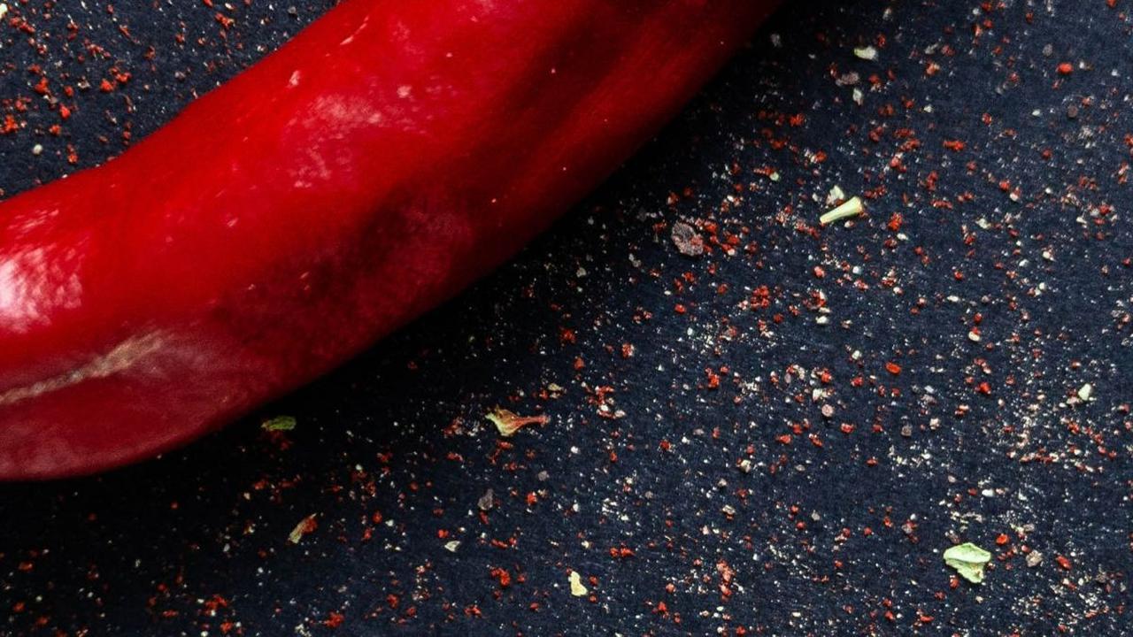 Rasa panas yang terasa di tangan setelah menyentuh cabai merupakan pengalaman yang umum terjadi bagi banyak orang. Sebagian besar orang mungkin pernah merasakannya setelah menangani cabai atau bahan makanan pedas lainnya.