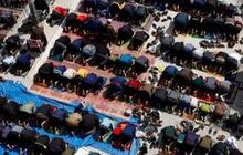 FOTO: Ketabahan Warga Palestina di Rafah Menjalankan Ibadah Salat Jumat di Dekat Masjid yang Hancur Dibom Israel