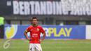 Kapten tim Persija, Ismed Sofyan termangu saat laga melawan Mitra Kukar pada lanjutan Liga 1 Indonesia di Stadion Patriot Candrabhaga, Bekasi, Minggu (14/5). Laga kedua tim berakhir imbang 1-1. (Liputan6.com/Helmi Fithriansyah)