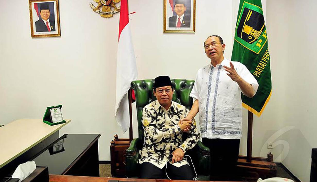 Djan Faridz diajak memasuki ruangan yang nantinya akan digunakan sebagai tempat kerja menjalankan peran sebagai Ketua Umum PPP hasil Muktamar di Jakarta (Liputan6.com/Johan Tallo)