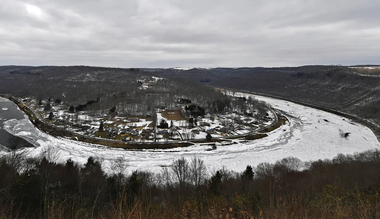 Pemandangan Sungai Allegheny yang tertutupi es di Brady's Bend, East Brady, Pennsylvania, Amerika Serikat, Selasa (23/2/2021). Dengan musim dingin yang terus-menerus, ada kemacetan es di sepanjang Sungai Allegheny utara. (Matt Freed/Pittsburgh Post-Gazette via AP)