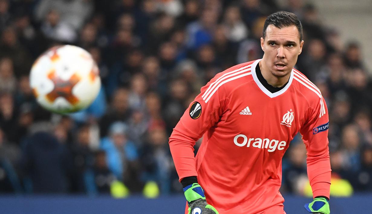 3. Yohann Pele (Olympique Marseille) - Pemain kelahiran 4 November 1982 ini masuk dalam daftar skuat Olympique Marseille musim ini. Di usia nya yang menginjak 38 tahun ia masih memiliki kesempatan berlaga di Liga Champions. (AFP/Boris Horvat)