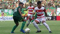 Bek kiri Madura United, Alfatah Faathier (kanan), berebut bola dengan Irfan Jaya dalam pertandingan di Stadion Gelora Bung Tomo, Surabaya, Rabu (3/4/2019). (Bola.com/Aditya Wany)