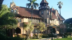 Bangunan bernama Doheny Mansion yang dipakai dalam film horor Drag Me to Hell. Film horor yang sukses besar dalam pemutarannya tahun 2009  memperoleh 80 juta dolar di seluruh dunia. Tempat yang dipakai ini konon memang benar berhantu. (Michael / Flickr)