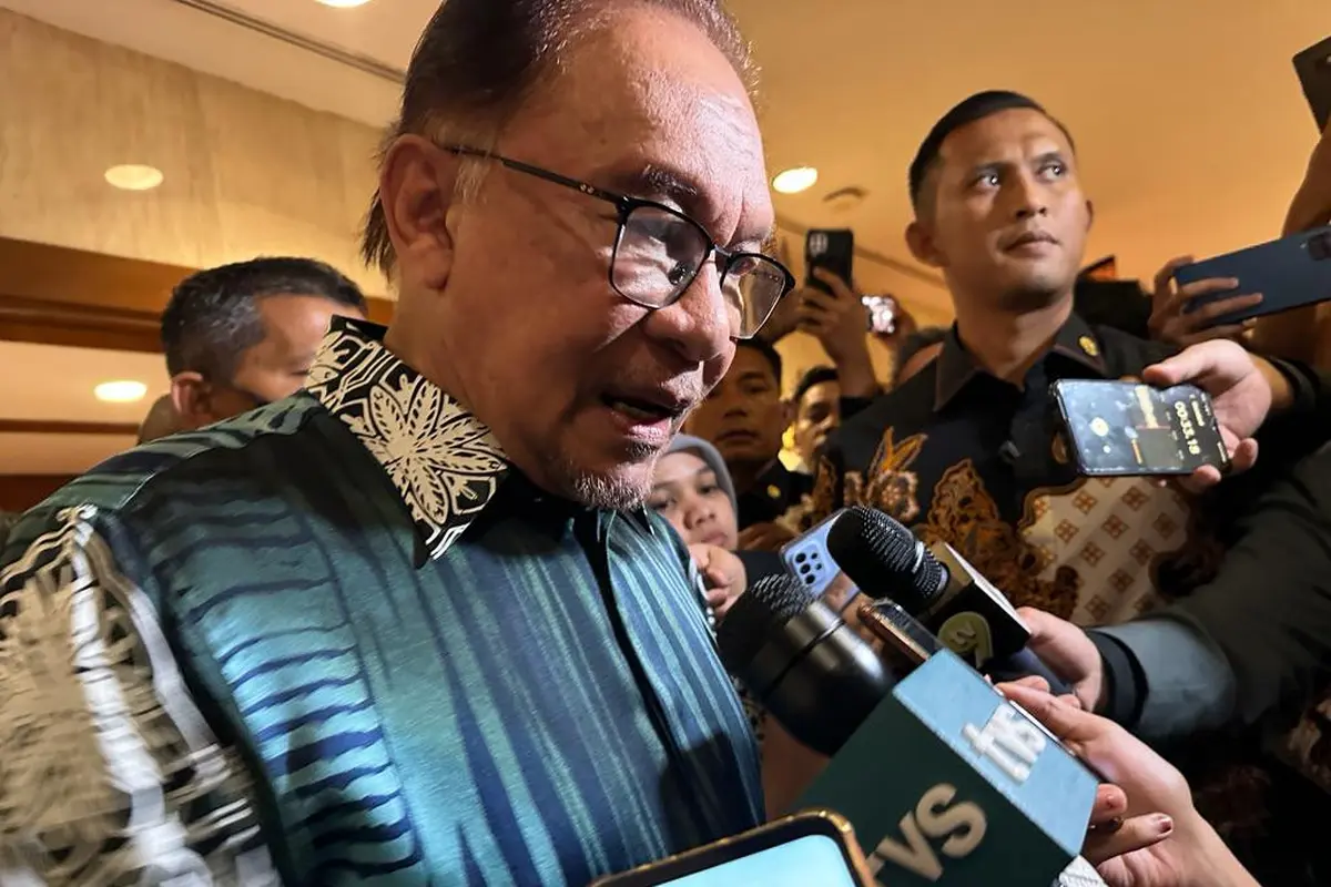 Perdana Menteri Malaysia Anwar Ibrahim dalam acara "Temu Anwar" yang diadakan di sela-sela KTT ke-43 ASEAN di Jakarta, Selasa (5/9/2023). (Liputan6/Benedikta Miranti)