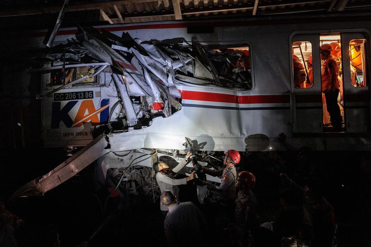 FOTO Kerusakan Parah Gerbong KRL Commuterline  Usai Dihantam Argo Bromo Anggrek