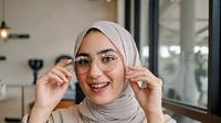 Model Kacamata untuk Wajah Oval Berhijab by Meta AI