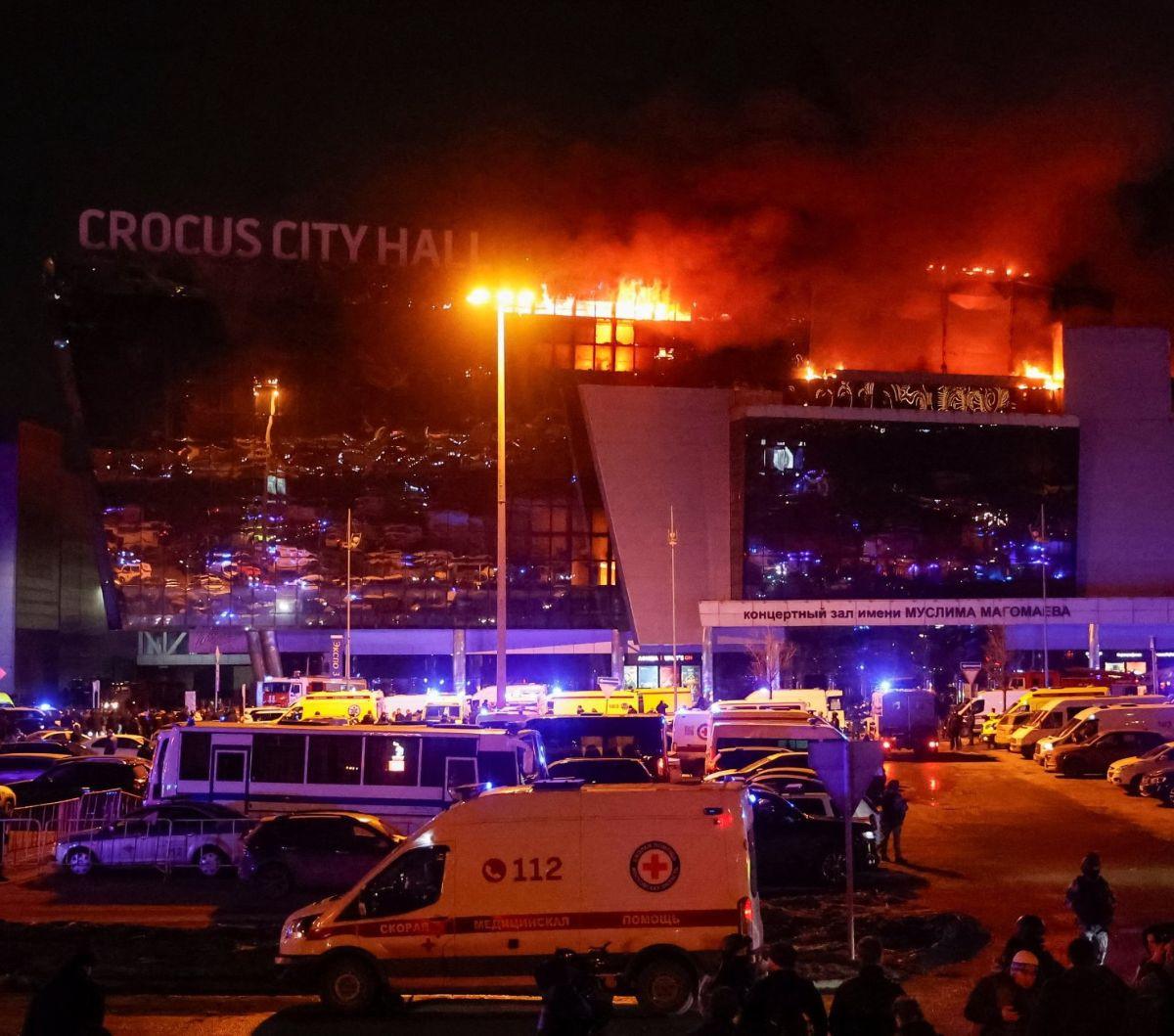 Situasi Gedung Konser Crocus City Hall, Moskow, Rusia, mencekam setelah sekelompok pria bersenjata melancarkan aksi penembakan massal, pada Jumat (22/3/2024). Foto-foto yang diperoleh Reuters memperlihatkan&nbsp;gedung itu terbakar, dengan kepulan asap be