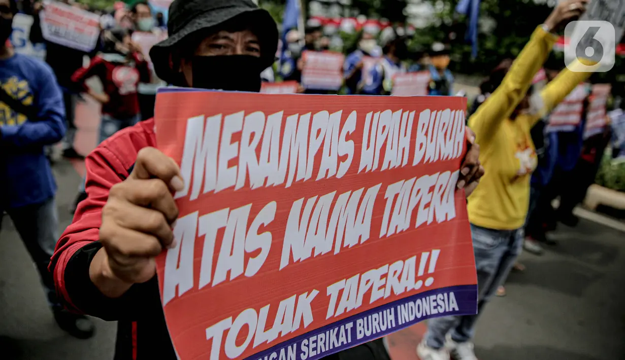 Massa yang tergabung dalam Front Perjuangan Rakyat (FPR) membawa poster saat berunjuk rasa di Jalan Gerbang Pemuda, Senayan, Jakarta, Jumat (14/8/2020). Dalam aksinya mereka menolak rencana pengesahan RUU Cipta Kerja atau omnibus law. (Liputan6.com/Faizal Fanani)