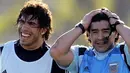 Argentina&#039;s football team coach Diego Maradona (R) gestures next to Carlos Tevez during a training session in Ezeiza, Buenos Aires on March 24, 2009. AFP PHOTO/Juan Mabromata 