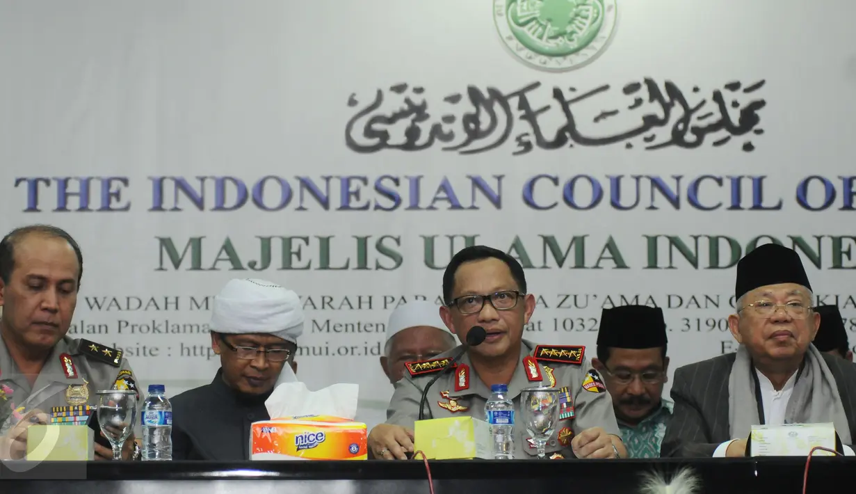 Kapolri Jenderal Pol Tito Karnavian (ketiga kiri) memberi keterangan di gedung MUI, Jakarta, Senin (28/11). Kapolri dan GNPF MUI bersepakat untuk melakukan aksi gelar sajadah pada 2 Desember di lapangan silang Monas. (Liputan6.com/Helmi Fithriansyah)