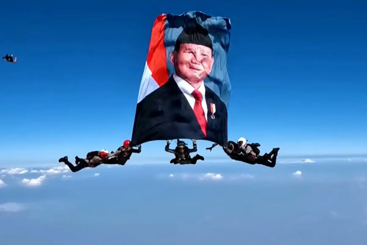 Foto Prabowo Berkibar di Langit Saat HUT Polri