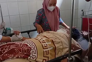 Korban yg ditabrak Kadis DPMPTSP Pandeglang mendapat perawatan medis di RSUD Berkah Pandeglang. (istimewa)