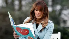 Gaya istri Presiden AS Melania Trump saat membacakan buku berjudul "You!" dalam perayaan Easter Egg Roll di Gedung Putih, Washington (4/2). Buku yang dibacakan untuk anak-anak ini ditulis oleh Sandra Magsamen. (AP Photo / Carolyn Kaster)