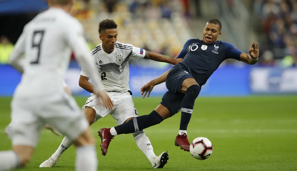 Penyerang Prancis, Kylian Mbappe, berebut bola dengan  pemain Jerman, Thilo Kehrer, pada laga UEFA Nations League di Stade de France, Paris, Selasa (16/10/2018). Prancis menang 2-1 atas Jerman. (AP/Christophe Ena)