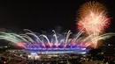 Kembang api menghiasi di atas Stadion Nasional Bukit Jalil saat Upacara Pembukaan Sea Games Asia Tenggara ke-29 di Kuala Lumpur, Malaysia, Sabtu, (19/08/2017). (AP Photo / Daniel Chan)