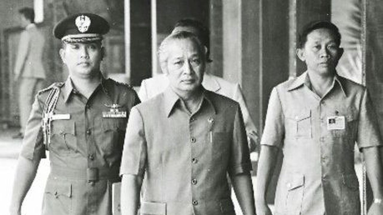 Kolonel Yasir Hadibroto memboyong pasukannya ke Solo. Di kota tersebut dia menemui Sriharto. Seorang intelijen yang berhasil menyusup sebagai orang kepercayaan dalam tubuh PKI<br>