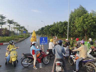 Orang-orang ditolak di sebuah pos pemeriksaan di pintu masuk menuju Hanoi, Vietnam, Sabtu (24/7/2021). Vietnam memberlakukan penguncian wilayah (lockdown) selama 15 hari di ibu kota Hanoi mulai Sabtu ini ketika gelombang virus corona menyebar dari wilayah Delta Mekong selatan. (AP Photo/Hieu Dinh)