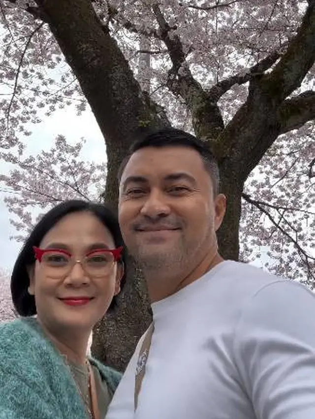 7 Liburan Keluarga Anjasmara ke Jepang, Tampil Mesra di Bawah Pohon Sakura