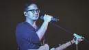 Lagu Muara yang dinyanyikan Adera ini memang berhasil banget bikin hati terenyuh. Terlebih mendengarkannya saat momen valentine ini. Liriknya yang sangat puitis ini pastinya menjadi idola para wanita. (Instagram/adera_ega)