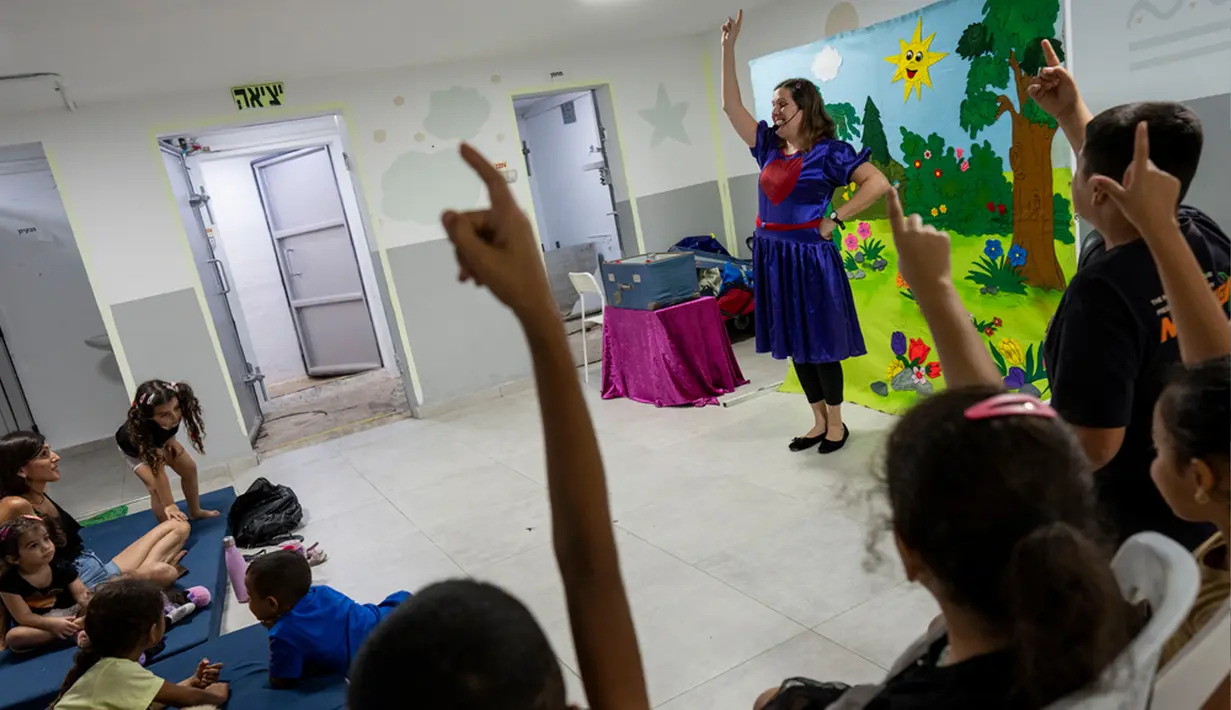 Peraturan tersebut mengharuskan dimasukkannya ruang lindung perumahan, ruang lindung komunal, atau ruang lindung institusional di setiap bangunan yang baru dibangun. Meski ruangan-ruangan tersebut tidak dilengkapi dengan perlengkapan untuk perlindungan jangka panjang, tempat-tempat tersebut tetap dapat menyelamatkan nyawa dalam keadaan darurat. (AP Photo/Bernat Armangue)
