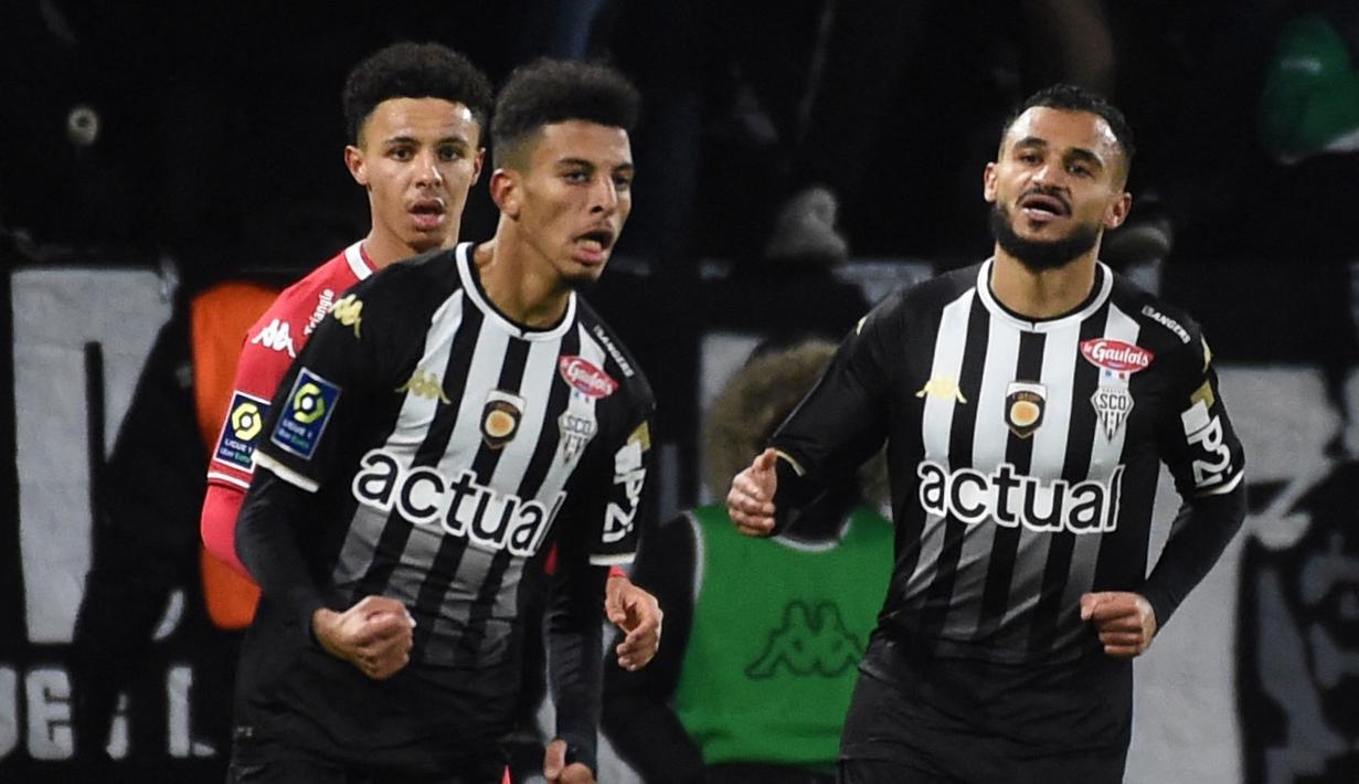 Pemain terakhir adalah Azzedine Ounahi (kiri) yang merupakan kolega Boufal di Angers maupun di timnas Maroko. Ounahi selalu tampil di Piala Dunia 2022 berkat penampilan apiknya. Di Angers ia telah bermain sebanyak 14 kali namun belum satu pun gol ia ciptakan di musim ini. (AFP/Guillaume Souvant)