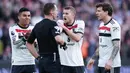 Pemain Manchester United, Matthijs de Ligt, melakukan protes kepada wasit saat melawan West Ham United pada laga pekan ke sembilan Liga Inggris di Stadion London, Minggu (27/10/2024). (John Walton/PA via AP)