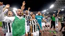 Para pemain Juventus melakukan selebrasi usai memastikan gelar scudetto setelah bermain imbang dengan AS Roma pada laga Serie A di Stadion Olimpico, Senin (14/5/2018). AS Roma imbangi Juventus dengan skor 0-0. (AP/Claudio Peri)