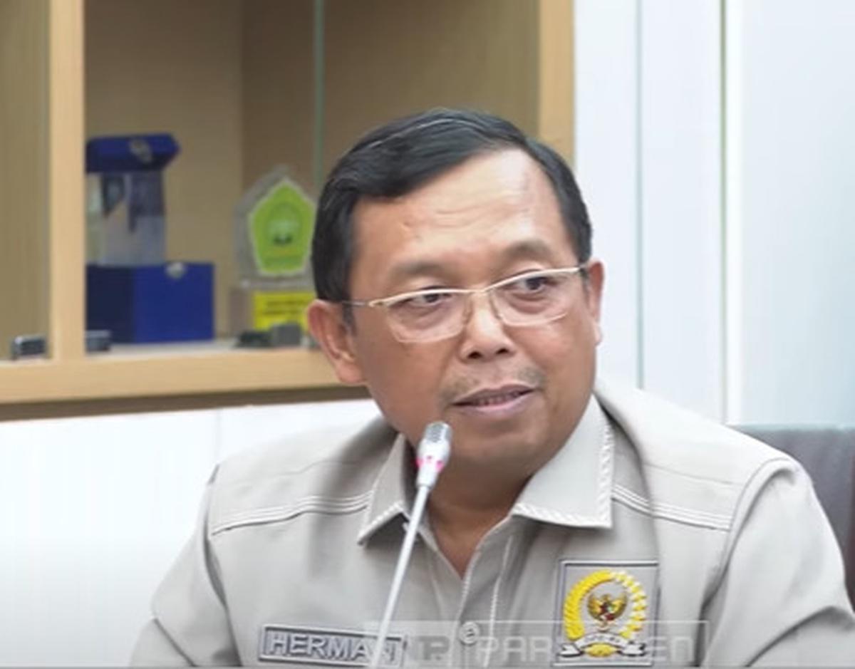 Viral Amplop Cokelat Diterima Anggota DPR Berbatik Kuning saat Rapat Soal Korupsi Pertamina, Terungkap Fakta Sebenarnya