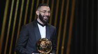 Karim Benzema dari Real Madrid merayakan setelah memenangkan trofi Ballon d'Or 2022 selama upacara Ballon d'Or ke-66 di Theater du Chatelet di Paris, Prancis, Senin, 17 Oktober 2022. (AP Photo/Francois Mori)