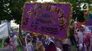 Orangtua murid TK Islam berjalan bersama sambil membawa poster di Jalan Raya Radjiman Widyo Ningrat, Jakarta, Sabtu (26/3/2022). Pawai menyambut datangnya bulan suci Ramadan 1443 Hijriah ini diikuti puluhan murid TK Islam dari berbagai sekolah. (merdeka.com/Imam Buhori)